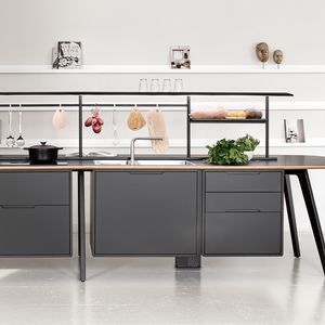 современная кухня островного типа из дерева