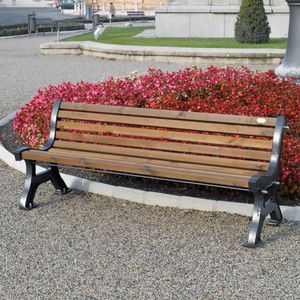 классическая общественная скамейка