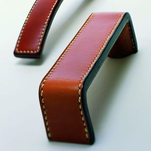 ручка для мебели из кожи