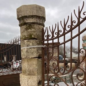 столб для заграждения из камня