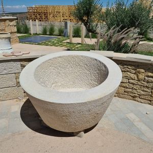 кадка для садовых растений из известняка