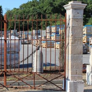 столб для заграждения из камня