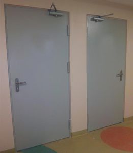 дверь для обеспечения безопасности