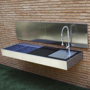 современная кухня островного типа из нержавеющей стали