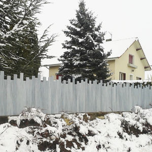 забор с пластинками