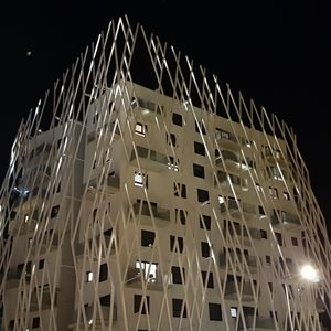 современный настенный светильник