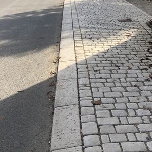 преодолеваемый бордюр для тротуара