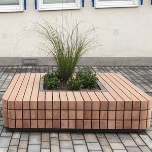 общественная скамейка из экзотических пород дерева