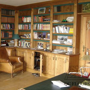 настенный книжный шкаф