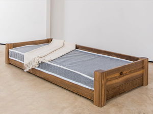 кровать для собаки из цельной древесины