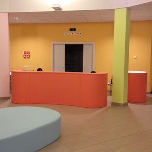 изогнутая административная стойка