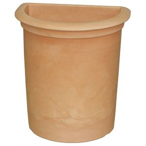 садовый горшок из пластика