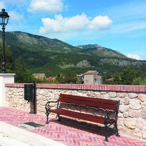 классическая общественная скамейка