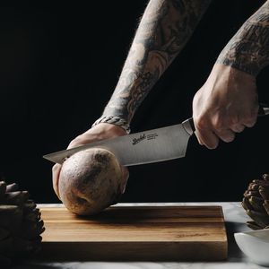 поварской нож с пластиковой ручкой