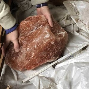 камень соли для стены
