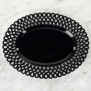 сервировочное блюдо из глазированной керамики