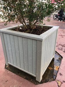 кадка для садовых растений из переработанного пластика