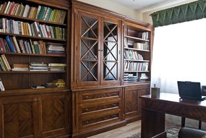 высокий книжный шкаф