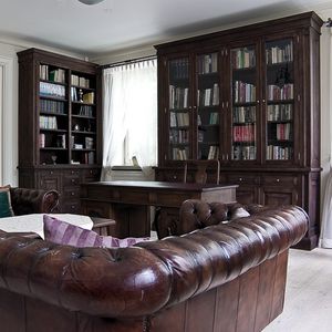 классический книжный шкаф
