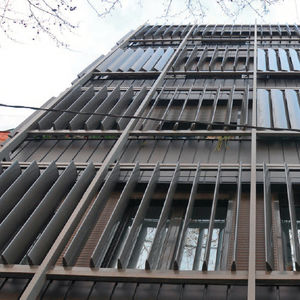 солнцезащитное устройство из металла