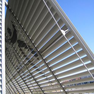 солнцезащитное устройство из алюминия