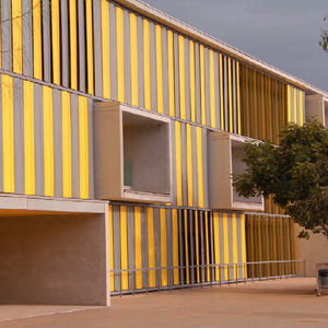 солнцезащитное устройство из экструдированного алюминия