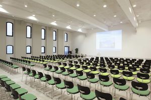 современный стул для посетителей