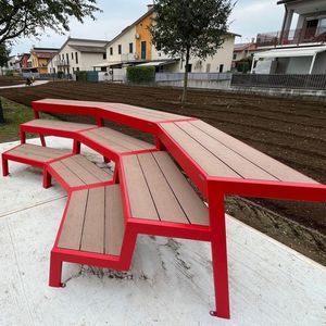 современная общественная скамейка