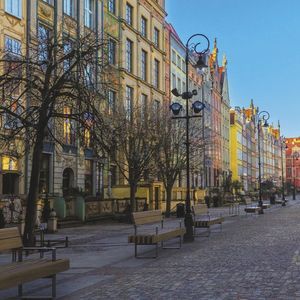 современная общественная скамейка