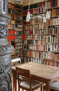 современный книжный шкаф 1