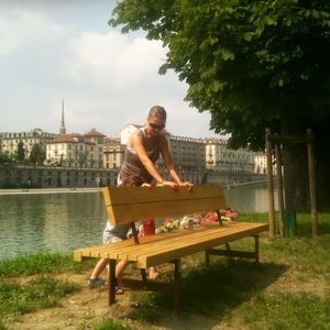 современная общественная скамейка