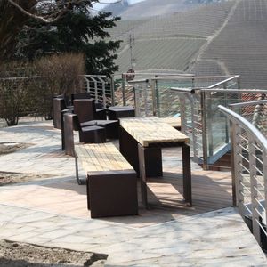 современная общественная скамейка