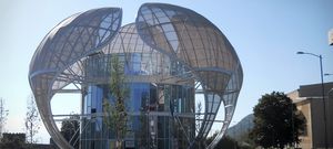 натяжная конструкция на металлическом каркасе