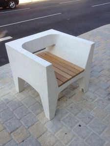 городское кресло из бетона
