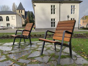 современная общественная скамейка