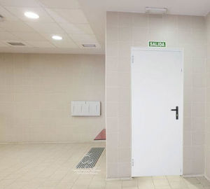 служебная дверь