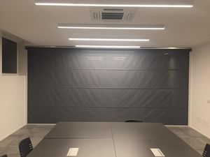 отделительная перегородка для офиса для потолочного крепления