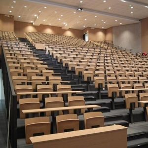 современное кресло для аудитории