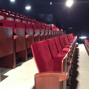современное кресло для аудитории