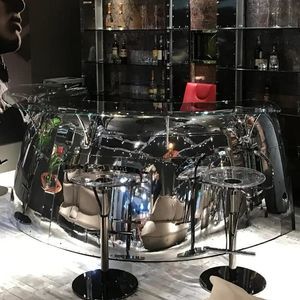 административная стойка из запчастей самолета