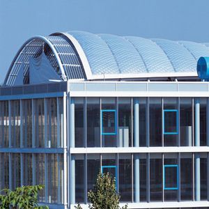 изогнутая кровельная система