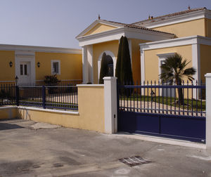 забор с панелями 1