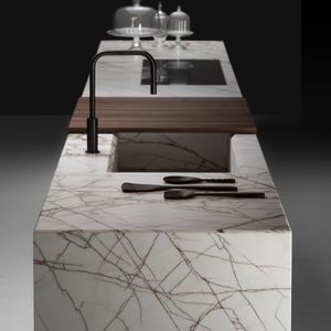 современная кухня островного типа из мрамора 1