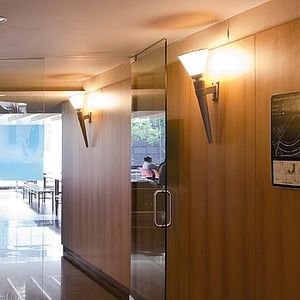 современный настенный светильник