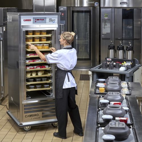 Вертикальная холодильная витрина - AIR CURTAIN ULTRA™ - Cambro - для профессиональной кухни / из нержавеющей стали / с распашной дверцей