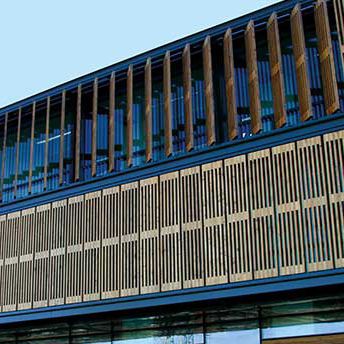Солнцезащитное устройство из дерева - ADJUSTABLE BRISE SOLEIL WITH WOODEN BLADES - Tamiluz - для фасада