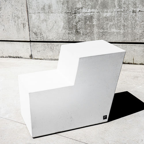 Современная общественная скамейка - FORM : 543 - SIT Urban Design - из бетона / со спинкой