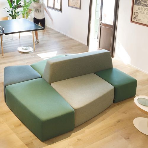 Современная оттоманка - STONE - True Design srl - из ткани / из дерева / из губки