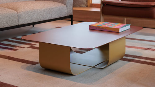 Журнальный столик минималистский дизайн - FIOCCO - True Design srl - из металла / из стали / с основанием из металла