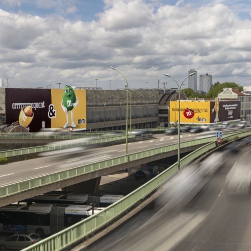 Рекламная афиша для фасада здания - JCDecaux - Mobilier Urbain